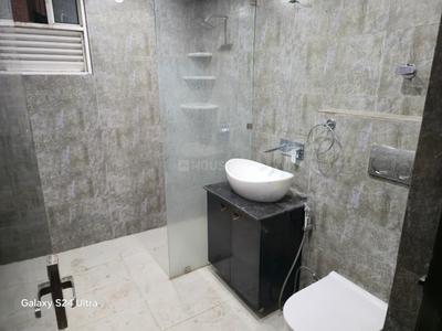 Bathroom Image of 1100 Sq.ft 2 BHK Apartment / Flat for rent in Paramount Symphony, Crossings Republik Ghaziabad for Rs. 20000