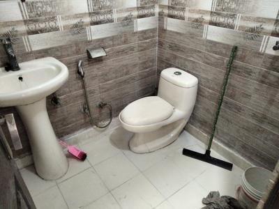 Bathroom Image of 550 Sq.ft 1 BHK Builder Floor for rent in Indirapuram Ghaziabad for Rs. 15000
