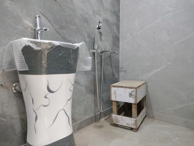 Common Bathroom Image of 1300 Sq.ft 3 BHK Builder Floor for sale in Shalimar Garden Ghaziabad for Rs. 9500000