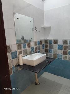 Bathroom Image of 750 Sq.ft 1 BHK Builder Floor for rent in Sector 15 Gurgaon for Rs. 28000