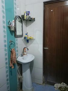 Bathroom Image of 500 Sq.ft 1 BHK Builder Floor for rent in Indirapuram Ghaziabad for Rs. 17500