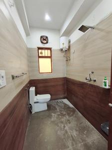Bathroom Image of 1000 Sq.ft 1 BHK Builder Floor for rent in Sector 10 Gurgaon for Rs. 22000