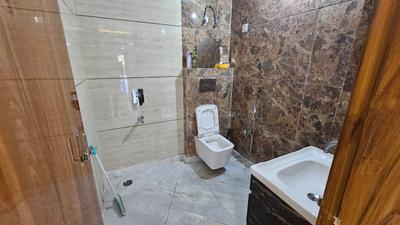 Bathroom Image of 1895 Sq.ft 3 BHK Apartment / Flat for rent in Paramount Symphony, Crossings Republik Ghaziabad for Rs. 24000