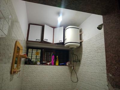 Bathroom Image of 600 Sq.ft 1 BHK Builder Floor for rent in Sector 14 Gurgaon for Rs. 24000
