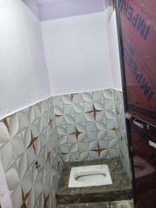 Bathroom Image of 600 Sq.ft 1 RK Apartment / Flat for rent in Shankracharya Nagar Bhopal for Rs. 3500