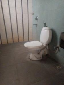 Common Bathroom Image of 1000 Sq.ft 2 BHK Apartment / Flat for rent in Kumar Picasso, Hadapsar Pune for Rs. 35000