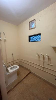 Bathroom Image of 550 Sq.ft 1 BHK Builder Floor for rent in Sector 12 Gurgaon for Rs. 18500