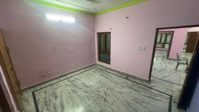 Bedroom Image of 3200 Sq.ft 3.5 BHK Independent House for rent in UPAVP Vrindavan Yojna, Roberts Lines Lucknow for Rs. 25000