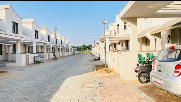 Unique City Main Image 1