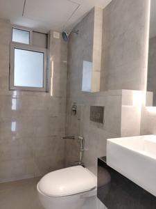 Common Bathroom Image of 3500 Sq.ft 5 BHK Apartment / Flat for sale in Seasons Residency, Santacruz West Mumbai for Rs. 197500000
