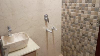 Bathroom Image of 1000 Sq.ft 2 BHK Independent House for rent in RWA Lajpat Nagar 4 Colonies, Lajpat Nagar New Delhi for Rs. 50000