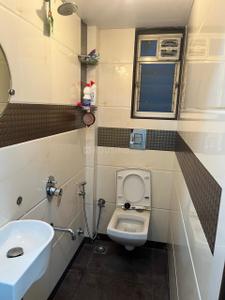 Bathroom Image of 800 Sq.ft 1.5 BHK Apartment / Flat for rent in Tardeo Mumbai for Rs. 75000
