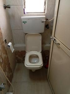Common Bathroom Image of 580 Sq.ft 1 BHK Apartment / Flat for rent in Bandra West Mumbai for Rs. 80000