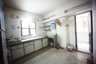 Kitchen Image of 855 Sq.ft 2 BHK Apartment / Flat for sale in Bodakdev Ahmedabad for Rs. 5400000