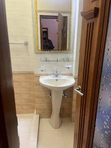 Bathroom Image of 1200 Sq.ft 2.5 BHK Builder Floor for rent in Arjun Nagar New Delhi for Rs. 70000
