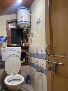 Bathroom Image of 950 Sq.ft 2 BHK Independent House for rent in Tutikandi Shimla for Rs. 5000