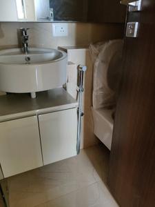 Common Bathroom Image of 585 Sq.ft 1 BHK Apartment / Flat for sale in Hiranandani Regent Hill A B C D And E Wing, Powai Mumbai for Rs. 18500000