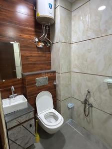 Bathroom Image of 1200 Sq.ft 3 BHK Builder Floor for rent in Yojana Vihar RWA, Anand Vihar New Delhi for Rs. 35000