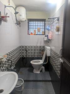 Bathroom Image of 1028 Sq.ft 3 BHK Apartment / Flat for rent in Sholinganallur Chennai for Rs. 35000