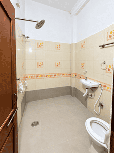 Bathroom Image of 1360 Sq.ft 2 BHK Builder Floor for rent in Vandana Nagar Indore for Rs. 18000