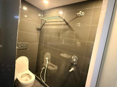 Bathroom Image of 800 Sq.ft 2 BHK Apartment / Flat for rent in Kaushambi Ghaziabad for Rs. 25000