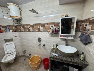 Bathroom Image of 850 Sq.ft 3 BHK Apartment / Flat for sale in Ashok Vihar New Delhi for Rs. 7000000