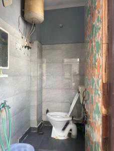 Bathroom Image of 350 Sq.ft 1 BHK Apartment / Flat for sale in Ashok Vihar New Delhi for Rs. 3800000