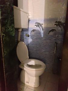Common Bathroom One Image of 410 Sq.ft 1 RK Apartment / Flat for sale in Dahisar East Mumbai for Rs. 7200000