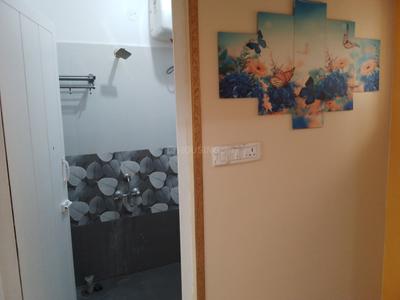 Bathroom Image of 800 Sq.ft 2 BHK Builder Floor for rent in Cox Town Bengaluru for Rs. 18000