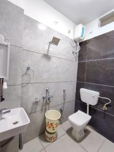 Bathroom Image of 600 Sq.ft 1 BHK Apartment / Flat for rent in Mahalakshmi Nagar Indore for Rs. 20000