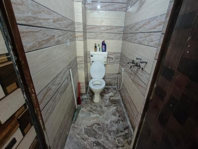 Bathroom Image of 550 Sq.ft 2 BHK Builder Floor for rent in Mayur Vihar Phase 1 New Delhi for Rs. 16000