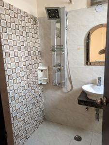 Bathroom Image of 950 Sq.ft 2 BHK Apartment / Flat for rent in Highend Paradise I, Raj Nagar Extension Ghaziabad for Rs. 14000