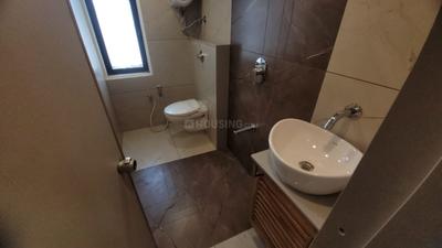 Bathroom Image of 1800 Sq.ft 3 BHK Apartment / Flat for rent in Karelibagh Vadodara for Rs. 18000