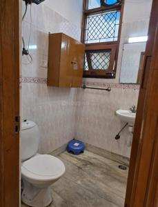 Bathroom Image of 900 Sq.ft 2 BHK Independent House for rent in Sector 45 Noida for Rs. 26000