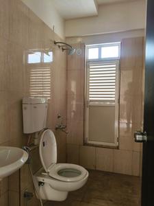 Common Bathroom One Image of 1000 Sq.ft 2 BHK Apartment / Flat for sale in Puraniks Abitante, Bavdhan Pune for Rs. 8000000