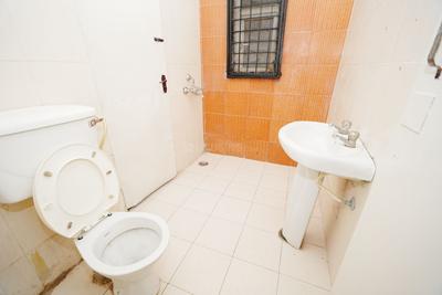 Bathroom Image of 900 Sq.ft 2 BHK Apartment / Flat for sale in Mahagun Mascot, Crossings Republik Ghaziabad for Rs. 8250000