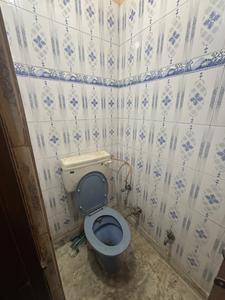 Bathroom Image of 900 Sq.ft 3 BHK Builder Floor for rent in RWA Indra Vikas Colony, Mukherjee Nagar New Delhi for Rs. 25000