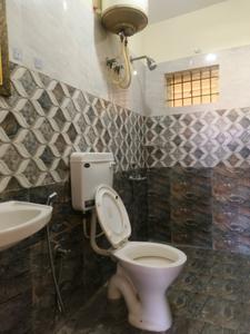 Common Bathroom Image of 650 Sq.ft 1 BHK Apartment / Flat for rent in Thanisandra Bengaluru for Rs. 17500