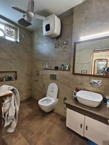 Bathroom Image of 3500 Sq.ft 4.5 BHK Builder Floor for rent in BMB Developers A6, Geetanjali Enclave New Delhi for Rs. 190500