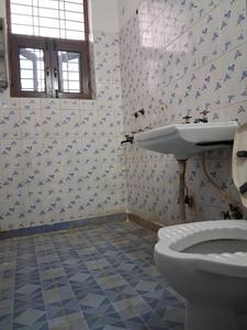 Common Bathroom Image of 1200 Sq.ft 2 BHK Independent House for rent in Omaxe The Forest, Sector 92 Noida for Rs. 22000