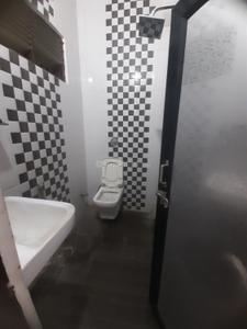 Bathroom Image of 1100 Sq.ft 2 BHK Builder Floor for rent in Civil Lines Allahabad for Rs. 20000