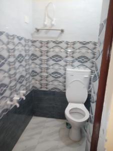 Bathroom Image of 700 Sq.ft 1.5 BHK Independent House for rent in Eldeco II Lucknow for Rs. 8000