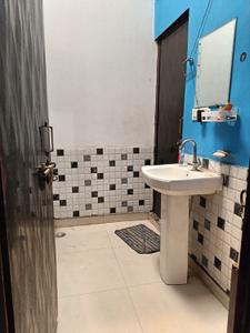 Bathroom Image of 900 Sq.ft 2 BHK Independent House for rent in Nagla Masani Aligarh for Rs. 15000