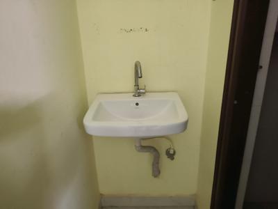 Common Bathroom Image of 800 Sq.ft 1 BHK Apartment / Flat for rent in Hafeezpet Hyderabad for Rs. 18500