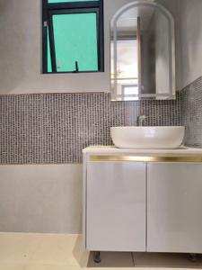 Kitchen Image of 1500 Sq.ft 3 BHK Builder Floor for rent in Smartworld Orchard, Sector 61 Gurgaon for Rs. 60000