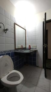 Bathroom Image of 1000 Sq.ft 3 BHK Builder Floor for rent in Sector 50 Gurgaon for Rs. 60000