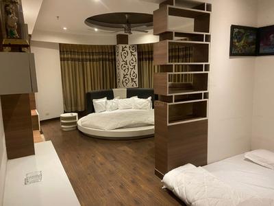 Bedroom Image of 4550 Sq.ft 5 BHK Penthouse for sale in Mahagun Moderne, Sector 78 Noida for Rs. 80000000