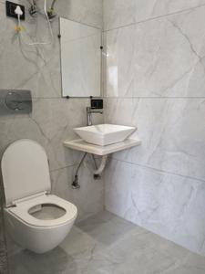 Common Bathroom Image of 250 Sq.ft 1 RK Builder Floor for rent in Mukherjee Nagar New Delhi for Rs. 17000