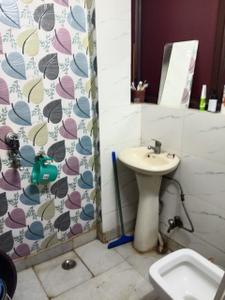 Bathroom Image of 1000 Sq.ft 2 BHK Builder Floor for rent in Moti Nagar New Delhi for Rs. 18000