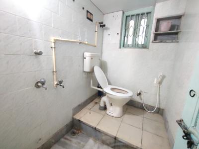 Bathroom Image of 1100 Sq.ft 3 BHK Apartment / Flat for sale in Santoshpur Kolkata for Rs. 4600000